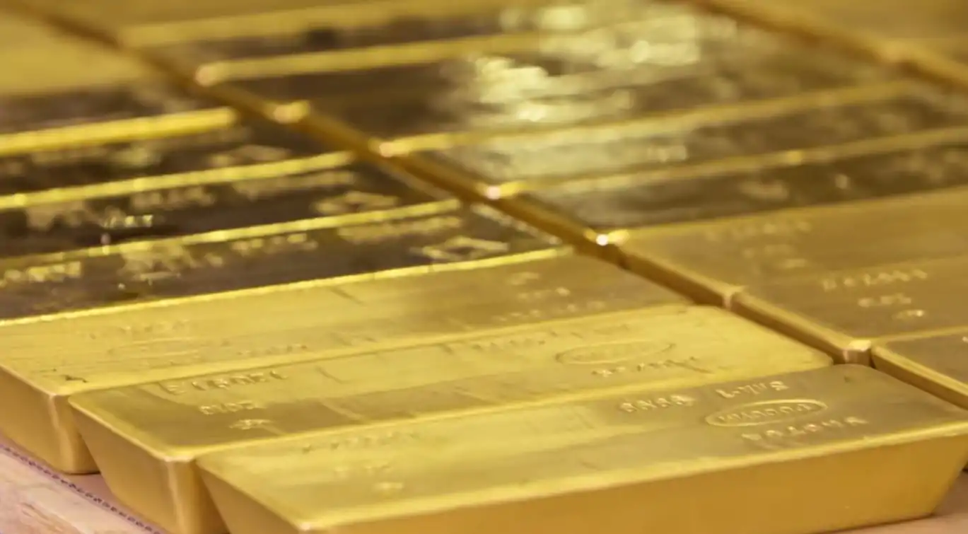 Spadek ceny złota poniżej 1900 USD
